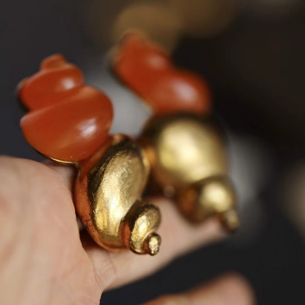 vintage Christian Dior. The Iconic Conch Earrings designed by Robert Goossens. - Picture 7 of 9